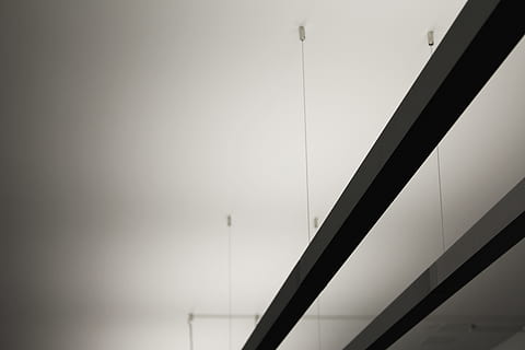 światło, sufit, promienie, smugi, fluorescencyjny, architektura, nowoczesny, zbudowana struktura, żadnych ludzi, niebo, połączenie, transport, most, most - struktura stworzona przez człowieka, Natura, sylwetka, na dworze, na zewnątrz budynku, niski kąt widzenia, dzień, kopia przestrzeń, mgła, budynek, 5K, CC0, domena publiczna, darmowe zdjęcia
