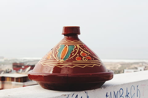 ampolla de ceràmica marró, tamraght, marroquí, ampolla, ampolla de cervesa, cervesa, alcohol, beure, begudes, centrar-se en primer pla, cap gent, text, dia, taula, primer pla, naturalesa, art i artesania, contenidor, patró, arquitectura, natura morta, a l'aire lliure, cel, estructura construïda, disseny, ceràmica, antiguitat, artesania, ornamentat, 4K, CC0, domini públic, lliure de regalies