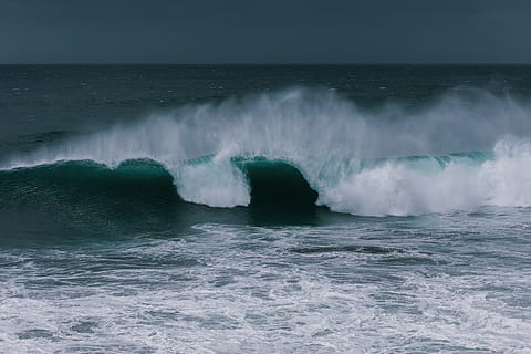 olas del mar, mar, Oceano, agua, al aire libre, naturaleza, Portugal, ribeira grande, olas, ola, atlántico, apuntalar, chapoteo, tsunami, Deportes, surf, deporte, tabla de surf, ropa, vestir, movimiento, belleza en la naturaleza, paisajes - naturaleza, horizonte, horizonte sobre el agua, cielo, poder en la naturaleza, poder, deporte acuático, cielo limpio, salpicaduras, golpear, rotura, 5K, CC0, dominio público, libre de derechos