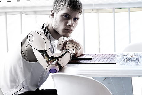 homme, acier, artificiel, bras, séance, de face, blanc, table, fâché, intelligence artificielle, équipement, futuriste, Humain, intelligence, machine, apprentissage automatique, machinerie, mâle, mécanique, métal, modèle, la personne, robot, science, La technologie, virtuel, une personne, portrait, à l'intérieur, Hommes, mâles, ordinateur, confiance, jeune adulte, Technologie sans fil, regarder la caméra, portable, photo du visage, enfant, émotion, Vrais gens, utilisant un ordinateur portable, contemplation, clavier, 5K, CC0, domaine public, libre de droits