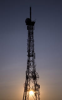 torre de metal negro, torre, cielo, przemyśl, Polonia, antena, dispositivo eléctrico, Dom, gradiente, satélite, gris, edificio, arquitectura, puesta de sol, puesta del sol, noche, oscuridad, estructura, metal, campanario, aguja, tecnología, comunicación, estructura construida, altura maxima, conexión, comunicaciones globales, radiodifusión, vista de ángulo bajo, nadie, naturaleza, tecnología inalámbrica, antena - antena, antena parabólica, al aire libre, equipo eléctrico, onda de radio, 4K, CC0, dominio público, libre de derechos