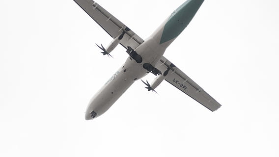 avió, cel, disparar, fujifilm, pesawat, vehicle aeri, transport, manera de transport, volant, cap gent, vista d’angle baix, viatjar, fons blanc, a l'aire, naturalesa, moviment, còpia espai, tallar, a l'aire lliure, viatge, cel clar, dia, hèlix, 4K, CC0, domini públic, lliure de regalies