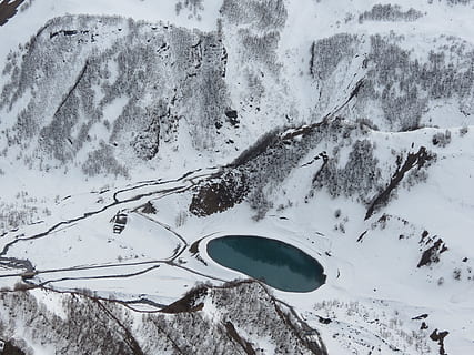 antenne, foto, meer, koude, milieu, zing, vorst, ijzig, ijzig weer, bevroren, ijs-, landschap, natuur, rotsen, toneel-, seizoen, sneeuw, besneeuwd, weer, winter, koude temperatuur, water, geen mensen, dag, aan het bedekken, schoonheid in de natuur, hoge hoekmening, buitenshuis, scenics - natuur, kalmte, witte kleur, land-, niet-stedelijke scène, rustige scène, met sneeuw bedekte berg, poeder sneeuw, 4K, CC0, publiek domein, royaltyvrij