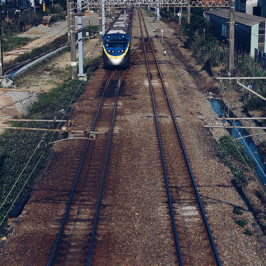 tren, transportul feroviar, urmări, Sina de cale ferata, transport, vedere în unghi mare, nici o persoana, mijloc de transport, transport public, construită, arhitectură, zi, calea de urmat, în aer liber, călătorie, direcţie, natură, tren - vehicul, oraș, conexiune, lung, curte de manevră, 1080P