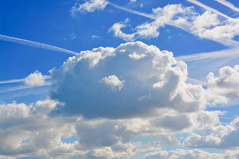 Wolken, weiße Wolken, blauer Himmel, Sonne versteckt, die grauen Wolken zu weiß, Licht, Wetter, Atmosphäre, wolke - himmel, Himmel, Schönheit in der Natur, Blau, Szenen - Natur, Natur, Ruhe, keine Leute, Tag, Flachwinkelansicht, ruhige Szene, flauschige, weiße Farbe, idyllisch, Wolkengebilde, Hintergründe, Sonnenlicht, draußen, Umgebung, Kondensstreifen, Weichheit, Meteorologie, 5K, CC0, gemeinfrei, lizenzfrei