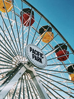 montagne russe del parco pacifico, giro del parco dei divertimenti, cielo, Parco divertimenti, ruota panoramica, testo, cultura artistica e intrattenimento, Inquadratura dal basso, cielo sereno, sceneggiatura occidentale, natura, giorno, comunicazione, cartello, nessuno, blu, divertimento, all'aperto, attività di svago, metallo, carnevale, area fieristica, ruota, eccitazione, 4K, CC0, dominio pubblico, privo di copyright