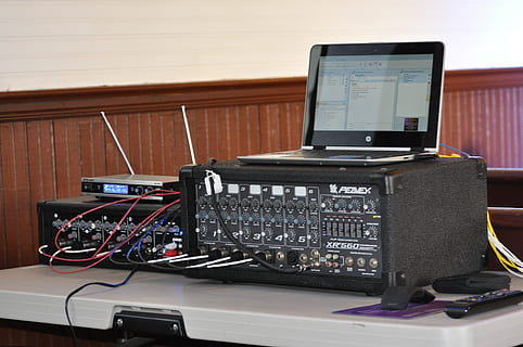 PA-System, klingen, System, Technologie, Verbindung, drinnen, Musik-, Kunst, Kultur und Unterhaltung, keine Leute, Kommunikation, Aufnahmestudio, Nahansicht, Tontechnik, Tabelle, Musikinstrument, Tonaufzeichnungsgeräte, Musikausrüstung, Stillleben, Ausrüstung, Computer, kabellose Technologie, Verstärker, Kabel, elektrische Ausrüstung, 4K, CC0, gemeinfrei, lizenzfrei