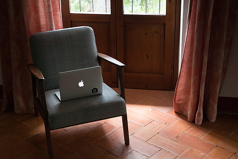 silbernes macbook, grau, Sessel, Computer, Stuhl, Laptop, Innere, Sonnenlicht, Schatten, Arbeit, Arbeiten, minimal, Fenster, Italien, Fliese, digitalnomad, Digital, Arbeitsplatz, MacBook, Möbel, Wohnraum, drinnen, Luxus, gemütlich, Eleganz, modern, Vorhang, Dekor, keine Leute, Sofa, Wohnung, Tabelle, Wohngebäude, Holz - Material, Bodenbelag, braun, Dekoration, Stil, Hotel, Design, Sitz, die Architektur, Leder, Lebensstile, 4K, CC0, gemeinfrei, lizenzfrei