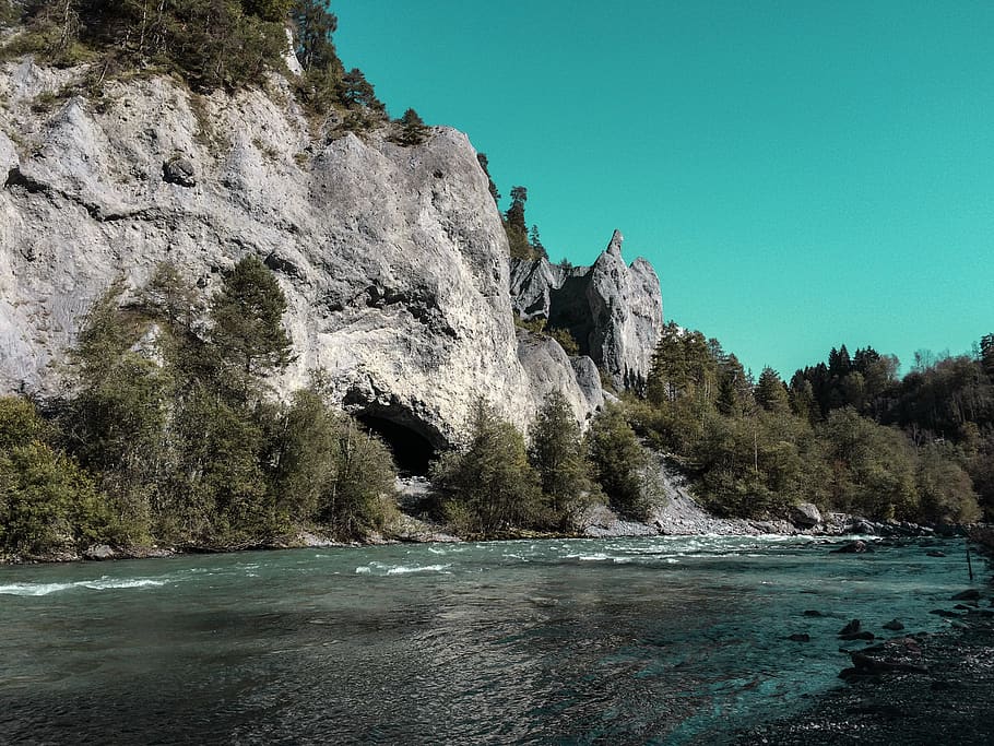 flod, tapet, klipper, Skov, blå, Schweiz, Rohne, rådne, Wallis, Valais, sommer, træer, træ, grøn, unsplash, Lightroom, billede, redigering, vand, havnefronten, skønhed i naturen, klippe, scenics - natur, natur, himmel, rolig scene, ingen mennesker, dag, ro, rock-objekt, solid, plante, skyfri himmel, hav, jord, ikke-urbane scene, udendørs, turkisfarvet, formation, flydende vand, 2K