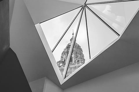 , dentro de casa, ninguém, arquitetura, visão de baixo ângulo, vidro - material, forma, fechar-se, estrutura construída, natureza, corrimão, forma geométrica, dia, desenhar, forma triangular, degraus e escadas, Escadaria, ainda vida, teto, plantar, 4K, CC0, domínio público, royalty free