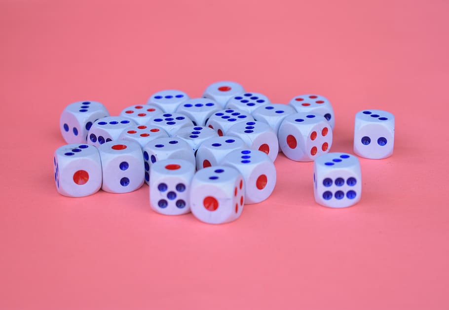 dices, küpler, şansı, kumar, oyun, şans, küp, renkli, natürmort, sanat kültürü ve eğlence, eğlence oyunları, renkli arka plan, fırsat, stüdyo çekimi, zar, gevşeme, nesne grubu, boş zaman etkinliği, içeriye, mavi, insansız, orta boy nesne grubu, kırmızı, kapatmak, seçim, numara, şans oyunu, 5K
