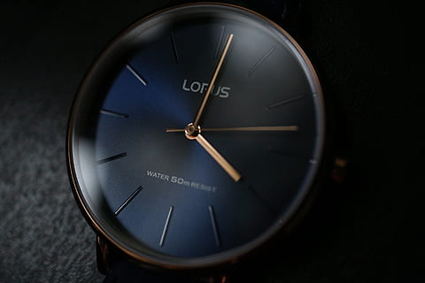 sehen, lorus, Uhr, Zeit, Chronograph, Nummer, Studioaufnahme, Nahansicht, drinnen, Uhrzeiger, Minutenzeiger, keine Leute, Richtigkeit, schwarzer Hintergrund, Kreis, einzelnes Objekt, Geometrische Figur, Ziffernblatt, Messinstrument, gestalten, Stunden Zeiger, Armbanduhr, Geschwindigkeit, silberfarben, 5K, CC0, gemeinfrei, lizenzfrei