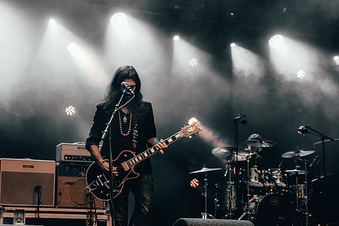uomo che suona la chitarra, alto, Sebastiaan, stappen en shoppen, breda, fotografo, palcoscenico, stge, riflettore, luce, grigio, fotografia, concerto, tamburo, chitarra, musica, strumento musicale, cultura artistica e intrattenimento, stage - spazio per le prestazioni, prestazione, musicista, attrezzatura musicale, artista, evento, illuminato, chitarra elettrica, chitarrista, godimento, dispositivo di input, attrezzatura per l'illuminazione, cultura giovanile, microfono, concerto di musica popolare, musica rock, vita notturna, Festival musicale, Festival, luce scenica, abilità, occupazione di intrattenimento, 5K, CC0, dominio pubblico, privo di copyright