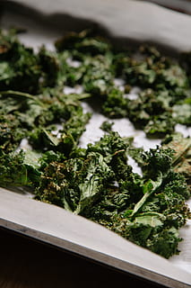 groene groenteplanten, geroosterd, gebakken, groente, boerenkool, voedsel, droog, groen, groen gras, versheid, biologisch, gezond eten, salade, vegetarisch eten, blad, groene kleur, sla, dieet, detailopname, gezonde levensstijl, rauw eten, eten en drinken, fijnproever, hout - materiaal, tafel, ingrediënt, spinazie, geen mensen, koken, landbouw, achtergronden, natuur, maaltijd, vitamine, aan het eten, 5K, CC0, publiek domein, royaltyvrij