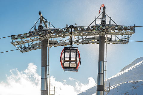 funivia grigia, funivia, mezzi di trasporto, veicolo, palo di utilità, Monti Tatra, la neve, montagne, polo, inverno, ruota panoramica, Parco divertimenti, tempo metereologico, natura, cinghia, avventura, attività ricreative, Torre, architettura, costruzione, guglia, cielo, Inquadratura dal basso, struttura costruita, giorno, nessuno, blu, gru - macchine edili, nuvola - cielo, attrezzatura per l'illuminazione, macchinario, all'aperto, esterno dell'edificio, luce del sole, industria, industria di costruzioni, metallo, luce, attrezzatura da costruzione, 4K, CC0, dominio pubblico, privo di copyright