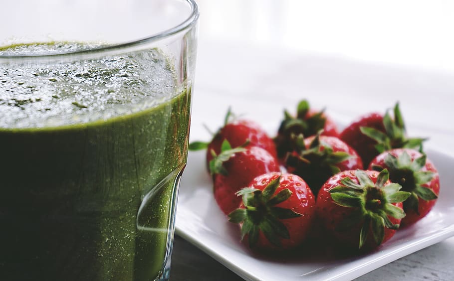 rosso, fragole, piatto, avvicinamento, delizioso, dieta, bere, bicchiere, mangiare sano, fresco, freschezza, frutta, verde, dieta sana, succo, succoso, naturale, nutriente, rinfrescante, piattino, dolci, gustoso, cibo e bevande, cibo, benessere, attrezzature domestiche, rinfresco, colore verde, nessuno, natura morta, frullato, in casa, frutti di bosco, tavolo, prima colazione, 5K