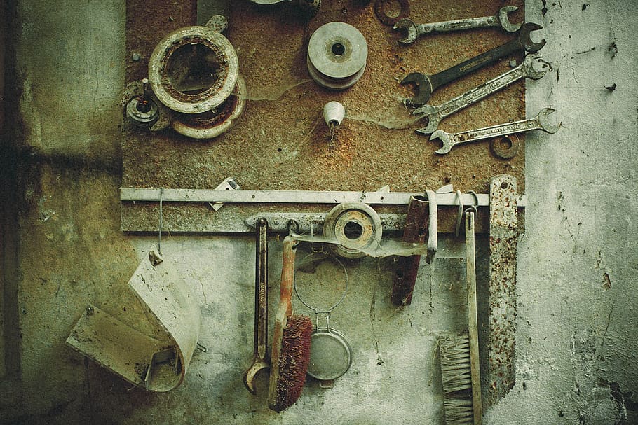 portugal, aveiro, eina de treball, equipament, eina, taller, Eina de mà, metall, a l'interior, variació, elecció, vell, cap gent, natura morta, funció de construcció de parets, clau anglesa, clau clau, material de fusta, gran grup d'objectes, rovellat, penjant, primer pla, Serra de mà, 1080P