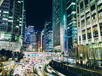 Hong Kong, exterior del edificio, ciudad, arquitectura, estructura construida, edificio, calle, transporte, modo de transporte, noche, la carretera, movimiento, edificio de oficinas exterior, vida en la ciudad, iluminado, velocidad, rascacielos, movimiento borroso, larga exposición, Vehículo de motor, oficina, moderno, nadie, paisaje urbano, calle de la ciudad, sendero de luz, Distrito financiero, 4K, CC0, dominio público, libre de derechos