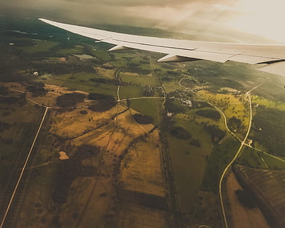 letadlo, Příroda, stromy, silnic, nebe, tapeta na zeď, leteckého vozidla, letoun, letecký pohled, přeprava, způsob dopravy, scenics - příroda, krása v přírodě, životní prostředí, krajina, nikdo, křídlo letadla, létající, pole, den, zemědělství, patchwork krajiny, přistát, cestovat, venku, 2K, CC0, veřejná doména, bez autorských práv