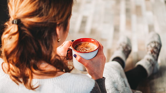 Frau trinkt Kaffee, Getränk, verwischen, Koffein, Nahansicht, Kaffee, Kaffeetasse, Kaffee trinken, Tasse, Tasse Kaffee, köstlich, Trinken, Vergnügen, Lebensmittel, drinnen, Freizeit, Becher, Person, Zimmer, tragen, Frau, Essen und Trinken, Erwachsene, Menschen, halten, Cafe, Entspannung, junger Erwachsener, Zusammengehörigkeit, Erfrischung, Stadt, menschliches Körperteil, Frauen, Lebensstile, Kaffeepause, Frisur, 5K, CC0, gemeinfrei, lizenzfrei
