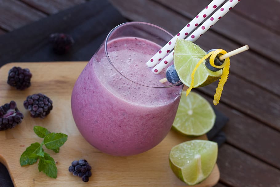tazza di vetro, pieno, rosa, liquido, frutti di bosco, bevanda, mora, freddo, delizioso, bere, frutta, bicchiere, succo, lime, scuotere, frullato, cibo e bevande, mangiare sano, cibo, rinfresco, cannuccia, freschezza, benessere, attrezzature domestiche, tavolo, legno - materiale, mirtillo, in casa, avvicinamento, nessuno, cocktail, bevanda miscelata, foglia di menta - culinaria, contorno, 5K