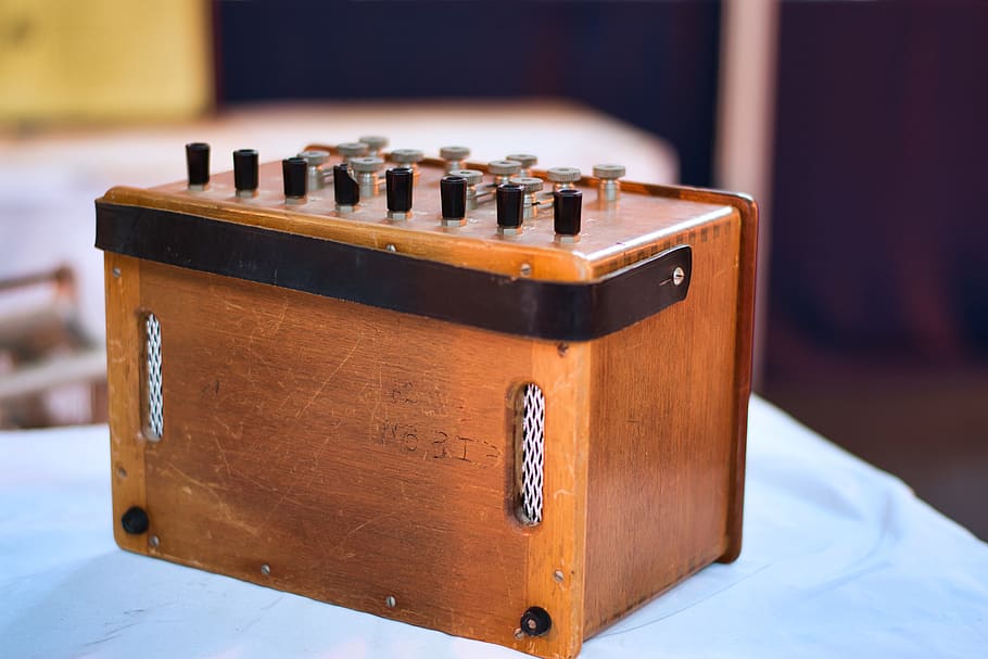 marró, negre, sense fils, dispositiu, analògic, antiguitat, fons borrós, Caixa, primer pla, electrònica, equipament, focus, a l'interior, instrument, habitació, tecnologia, vintage, fusta, centrar-se en primer pla, material de fusta, taula, cap gent, música, cultura i entreteniment artístic, contenidor, instrument musical, natura morta, dia, perilla, instrument de corda, grup, metall, cuir, 5K