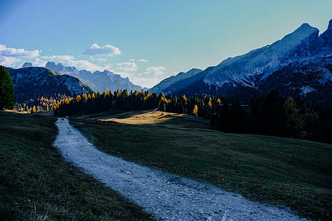 grigio, sentiero, verde, erbe, la neve, capped, montagna, avventura, alba, luce del giorno, ambiente, autunno, erba, carta da parati hd, colline, paesaggio, natura, all'aperto, strada, panoramico, tramonto, viaggio, alberi, valle, cielo, scena tranquilla, scenics - natura, la tranquillità, bellezza nella natura, catena montuosa, albero, pianta, nessuno, scena non urbana, nuvola - cielo, terra, temperatura fredda, giorno, idilliaco, 5K, CC0, dominio pubblico, privo di copyright