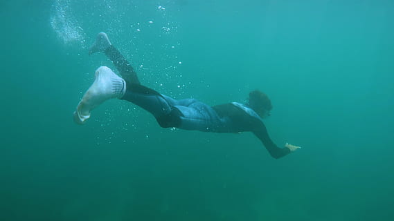 persona, indossare, nero, grigio, bagnato, completo da uomo, acqua, attivo, avventura, tuffatore, divertimento, oceano, ricreazione, autorespiratore, mare, nuoto, subacqueo, sport acquatico, sottomarino, una persona, lunghezza intera, persone reali, natura, sport, attività di svago, stili di vita, esplorazione, uomini, blu, immersioni in subacquea, immersione subacquea, 2K, CC0, dominio pubblico, privo di copyright