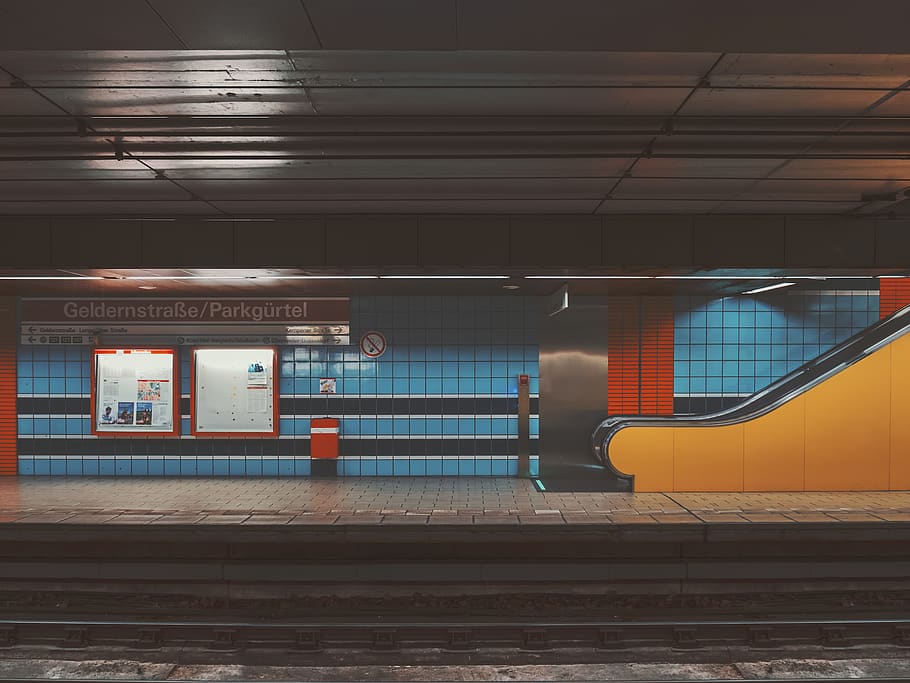 llocs, tren, estació, metro, blau, taronja, groc, transport per ferrocarril, transport públic, plataforma d’estació de ferrocarril, arquitectura, transport, pista, estació de ferrocarril, vies del ferrocarril, estructura construïda, manera de transport, tren - vehicle, cap gent, il·luminat, buit, a l'interior, sostre, plataforma, 1080P