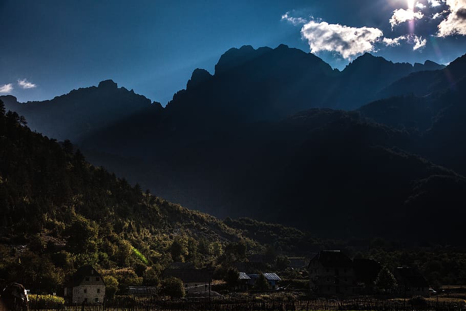 muntanyes, llum, paisatge, naturalesa, alpí, humor, il·luminació, escènic, místic, muntanya, Albània, theth, poble, cel, escenics - natura, Serra, bellesa a la natura, arquitectura, estructura construïda, cap gent, escena tranquil·la, medi ambient, tranquil·litat, arbre, exterior de l'edifici, núvol - cel, planta, edifici, casa, a l'aire lliure, cim de muntanya, 5K