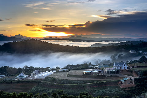 portocale, cer, sat, apus de soare, cu iluminare din spate, nori, Cloudscape, terenurile agricole, zori de zi, dramatic, amurg, seară, ceaţă, cețos, peisaj, natură, ocean, în aer liber, pitoresc, vară, soare, călătorie, nor - cer, scenice - natura, mediu inconjurator, frumusețe în natură, plantă, copac, o scenă liniștită, liniște, nici o persoana, scenă non-urbană, arhitectură, camp, teren, vedere în unghi mare, 8K, CC0, domeniu public, fără drepturi de autor