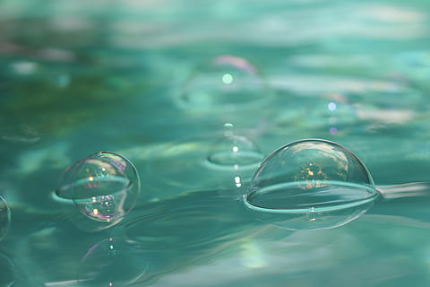 vattenbubblor, transparent, inget folk, reflexion, vatten, sfär, natur, närbild, sårbarhet, bubbla, bräcklighet, släppa, selektiv fokusering, glas - material, dag, fokusera på förgrunden, i luften, utomhus, grön färg, rörelse, renhet, 5K, CC0, offentligt domän, royaltyfria