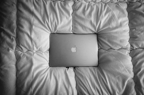 macbook, laptop, computer, browser, Onderzoek, school-, studie, bedrijf, bed, trooster, slaapkamer, meubilair, binnenshuis, ontspanning, textiel, hoge hoekmening, vel, recht boven, linnen, hoofdkussen, huiskamer, een persoon, interieur, comfortabel, witte kleur, wit, deken, dekbed, 1080P, CC0, publiek domein, royaltyvrij