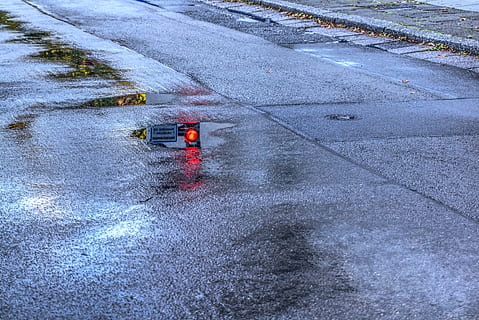semafory, zrcadlení, odraz, louže, voda, déšť, silnice, asfalt, dehet, vozovka, Červené, dopravní značka, provoz, signál, hdr, s vysokým dynamickým rozsahem, kontrast, přeprava, vysoký úhel pohledu, den, skutečných lidí, ulice, Příroda, venku, jedna osoba, muži, město, bezpečnost, životního stylu, pohyb, sport, mokré, 4K, CC0, veřejná doména, bez autorských práv
