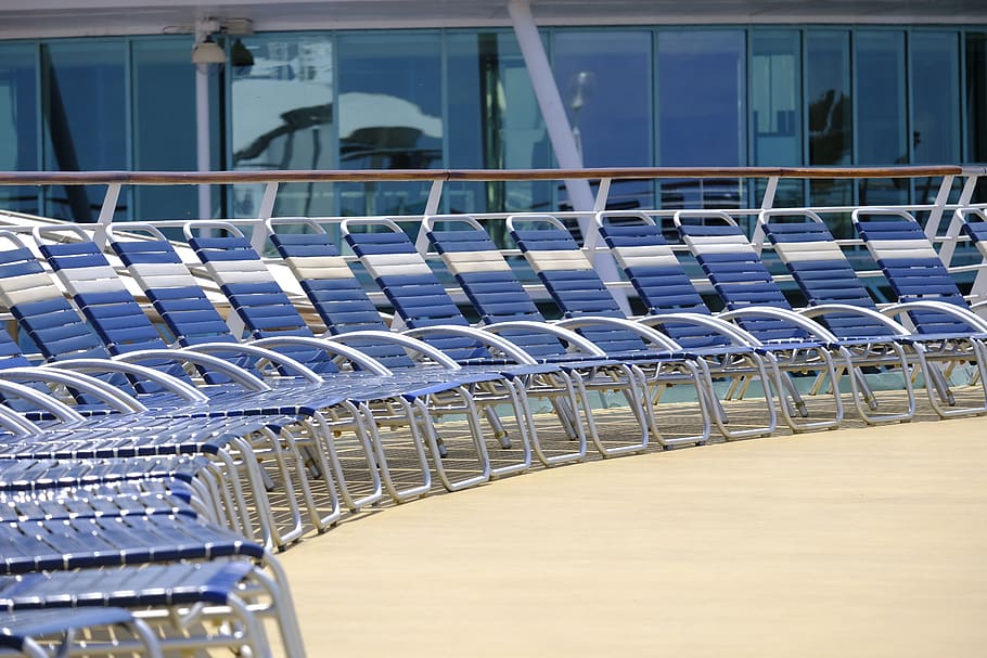 sdraio, preoccupazioni, sole, piscina, nuotare, tempo libero, vacanze, rilassamento, rilassare, vuoto, posto a sedere, assenza, sedia, nessuno, di fila, giorno, carrello della spesa, sport, metallo, concentrarsi sulle conoscenze acquisite, architettura, all'aperto, preparativi, stadio, ringhiera, blu, ripetizione, struttura costruita, grande gruppo di oggetti, consumismo, 5K