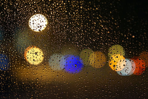Fenster, Wasser, Überfall, fallen, Tröpfchen, nass, beleuchtet, drinnen, Glas - Material, Nacht-, Regen, keine Leute, Nahansicht, Vollbild, Hintergründe, Regenzeit, Regentropfen, Transportmittel, transparent, Transport, Licht, Glas, 5K, CC0, gemeinfrei, lizenzfrei