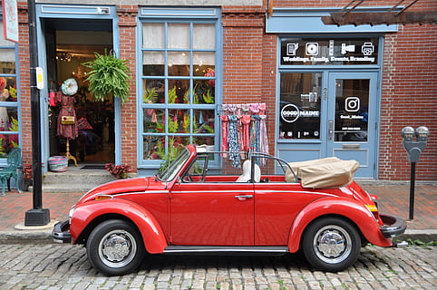 vw, kever, Old Timer, auto, cabriolet, automotive, klassiek, voertuig, oud, nostalgie, rood, retro, ontwerp, converteerbaar, weg, parkeren, straat, winkel, landvoertuig, wijze van transport, buitenkant van het gebouw, architectuur, ingebouwde structuur, motorvoertuig, vervoer, retro gestileerd, dag, stad, gebouw, vintage auto, stationair, incidentele mensen, buitenshuis, 4K, CC0, publiek domein, royaltyvrij