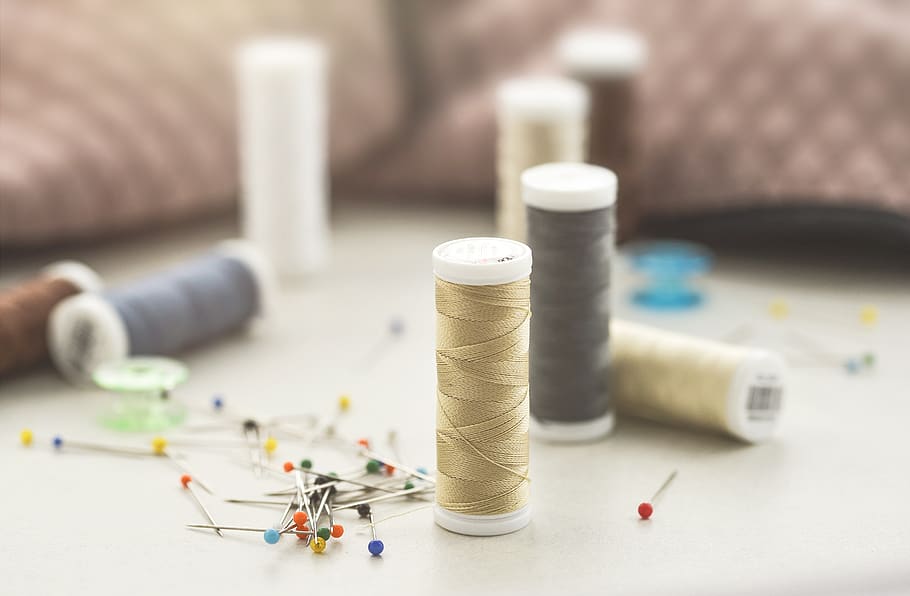 cosir, fil, artesania, tèxtil, equipament, eina, agulla, teixit, pasatemps, kit, bobina, article de costura, pin correcte, agulla de cosir, a l'interior, multicolor, gran grup d'objectes, natura morta, enfocament selectiu, indústria tèxtil, taula, cotó, art i artesania, creativitat, indústria, producte de puntes, brodats, 5K