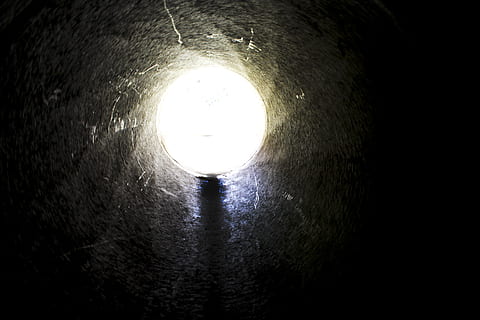 llum, vortex, zero, fosc, cremada, túnel, brutícia, estètic, fotografia lleugera, horripilant, misteriós, cercle, gris, viatjar, estiu, fotografia, brillant, blau, vermell, verd, a l'interior, cap gent, arquitectura, il·luminat, equips d’il·luminació, llum al final del túnel, estructura construïda, forma geomètrica, història, llum - fenomen natural, bé, el passat, naturalesa, vell, paret, forma, llarg, 5K, CC0, domini públic, lliure de regalies