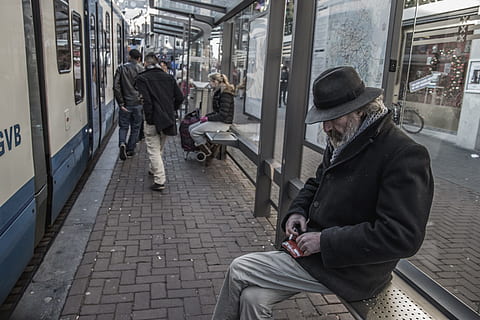 passasjer, tog, vente, venter, venterom, plattform, ekte folk, menn, arkitektur, by, mennesker, transportmiddel, gate, gruppe med folk, transport, sitter, tilfeldige mennesker, offentlig transport, dag, livsstil, voksen, jernbane transport, land kjøretøy, gangsti, klær, varme klær, utendørs, 5K, CC0, offentlig domene, opphavsrett gratis