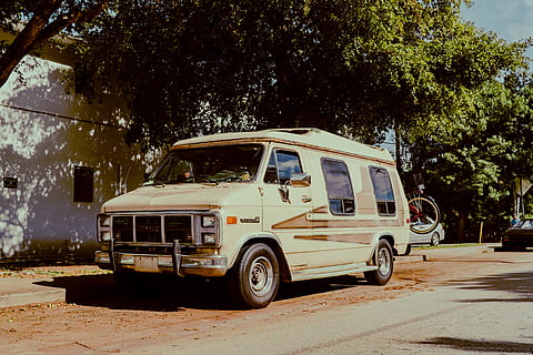 bílý autobus, vozidlo, dodávka, přeprava, auto, automobil, kamionu, autobus, obytný vůz, stroj, kolo, minibus, rv, pneumatika, mluvil, zvíře, volně žijících živočichů, savec, zebra, sportovní auto, kupé, způsob dopravy, strom, pozemního vozidla, rostlina, motorové vozidlo, ulice, město, Příroda, silnice, nikdo, den, stacionární, slunečního světla, architektura, retro stylu, pickup, venku, 4K, CC0, veřejná doména, bez autorských práv