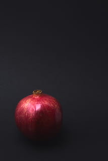 frutto rosso tondo, frutta, pianta, cibo, flora, produrre, sfondo scuro, nero, contrasto, arte, Melograno, rosso, studio, morbido, forma, natura morta, ciliegia, Mela, girato in studio, sfondo nero, cibo e bevande, mangiare sano, mela - frutto, benessere, freschezza, copia spazio, in casa, singolo oggetto, nessuno, avvicinamento, ritagliare, sfondo colorato, biologico, dieta, 5K, CC0, dominio pubblico, privo di copyright