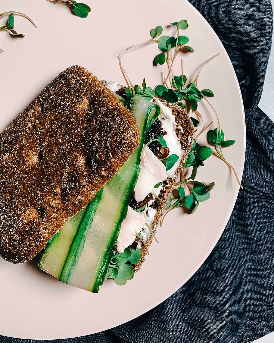 Obst, Ananas, Pflanze, Brot, Mahlzeit, Gericht, Lebensmittel, französischer Toast, Toast, Leben im Meer, Hummer, Tier, Meeresfrüchte, Würze, Mittagessen, produzieren, Sandwich, Hackbraten, Abendessen, Essen und Trinken, fertig für den Verzehr, Teller, Frische, Stillleben, drinnen, Nahansicht, High Angle View, keine Leute, Serviergröße, Tabelle, gesundes Essen, Wohlbefinden, Fleisch, Genuss, Gemüse, grüne Farbe, Garnierung, Versuchung, Kraut, Rucola, Geschirr, 2K