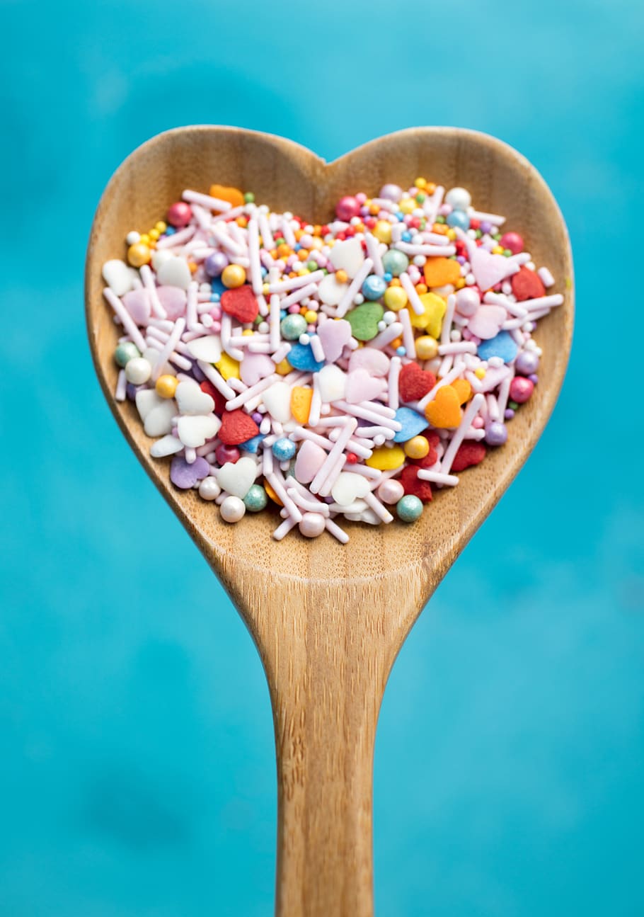 assorterede slik, bestik, ske, medicin, pille, drysser, dessert, madlavning, kapsel, træske, creme, mad, is, fløde, is pop, aftensmad, musikinstrument, Maraca, hjerte, vedhæng, køkkenredskaber, indendørs, tæt på, farvet baggrund, træ - materiale, stor gruppe af objekter, studio skud, spise redskaber, multi farvet, mad og drikke, sød, sødt mad, ingen mennesker, stilleben, dosis, overbærenhed, fristelse, blå baggrund, overskydende, 8K