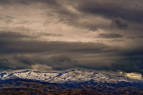 foto del paisaje, blanco, montaña, nubes, paisaje de nubes, oscuro, nubes oscuras, paisaje, cordillera, montañas, naturaleza, escénico, cielo, nieve, montañas nevadas, arboles, clima, fotografía gran angular, nube - cielo, temperatura fría, invierno, ambiente, paisajes - naturaleza, belleza en la naturaleza, cielo dramático, Montaña cubierta de nieve, nadie, destinos de viaje, tormenta, puesta de sol, pico de la montaña, al aire libre, paisaje dramático, 4K, CC0, dominio público, libre de derechos