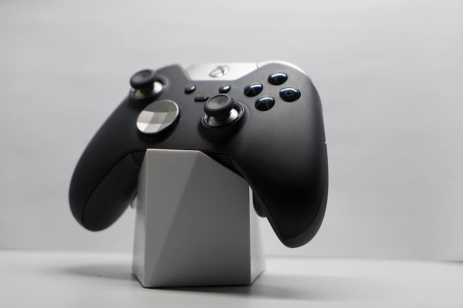 mànec d’elit, controlador d'elit, xbox, tecnologia, tir de l'estudi, a l'interior, cap gent, comunicació, fons blanc, connexió, sol objecte, telèfon, natura morta, centrar-se en primer pla, primer pla, taula, gris, tallar, còpia espai, telèfon fix, relaxació, forma, 5K