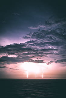 Donner auf See, Wasser, Blitz, Sturm, Wolke, Landschaft, Himmel, Meer, Ozean, Küste, Ufer, Horizont, Natur, Nacht-, Star, Fernweh, erkunden, Reise, Abenteuer, launisch, californium, wolke - himmel, Schönheit in der Natur, Gewitter, Szenen - Natur, Umgebung, Dramatischer Himmel, Sturmwolke, Kraft in der Natur, keine Leute, Leistung, Sonnenuntergang, bedeckt, Warnschild, Kraftstoff- und Stromerzeugung, Zeichen, draußen, bedrohlich, lila, 4K, CC0, gemeinfrei, lizenzfrei