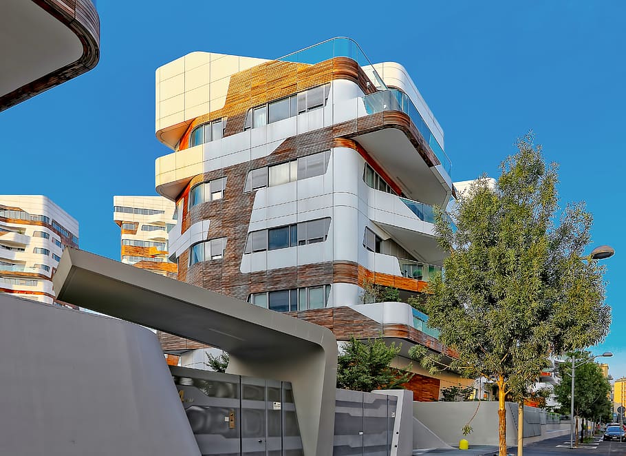 verd treesa, edifici, habitatge, Milà, ciutat, balcó, arquitectura, apartament, Itàlia, urbà, façana, exterior, modern, edifici d'apartaments, de gran alçada, horitzó, paisatge urbà, finestra, vidre, fusta, estructura construïda, exterior de l'edifici, cel, planta, cel clar, naturalesa, vista d’angle baix, dia, cap gent, arbre, a l'aire lliure, blau, llum solar, barri residencial, vidre - material, exterior d’edifici d’oficines, 5K