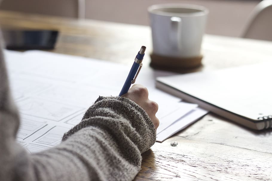 escriure, persona, paperassa, paper, quadern, tassa de cafè, treballar, treball, femella, dona, mà, braç, bolígraf, escriptura a mà, negocis, escriptori, taula, document, una persona, mà humana, a l'interior, part del cos humà, llapis, primer pla, celebració, instrument d’escriptura, persones reals, enfocament selectiu, art i artesania, dibuix - activitat, persona irreconeixible, creativitat, dit, 5K