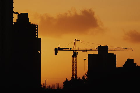 grua durant la posta de sol, retroil·luminat, edifici, ciutat, grua, alba, vespre, silueta, sortida del sol, posta de sol, cel, grua - maquinària de construcció, estructura construïda, maquinària, arquitectura, lloc de construcció, industria de la construcció, exterior de l'edifici, indústria, desenvolupament, naturalesa, color taronja, núvol - cel, cap gent, incomplet, a l'aire lliure, equips de construcció, gratacels, equipament industrial, 5K, CC0, domini públic, lliure de regalies